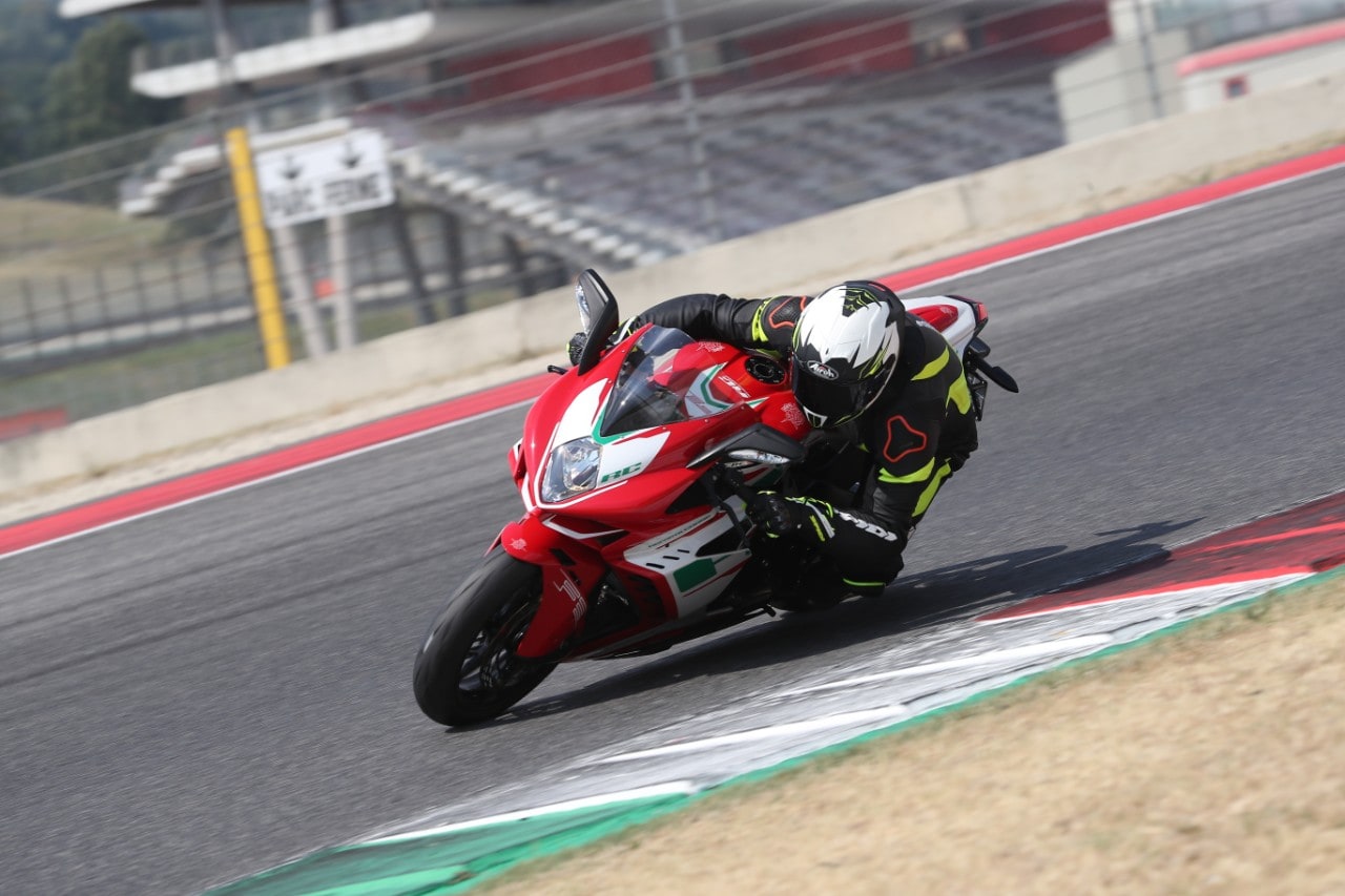 MV Agusta F3 800 RC: lei balla da SOLA